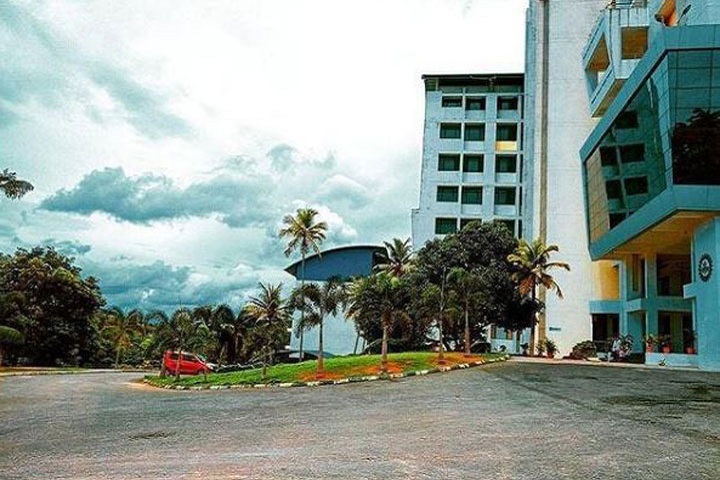 https://cache.careers360.mobi/media/colleges/social-media/media-gallery/3428/2021/8/5/Campus View of Rajadhani Institute of Engineering and Technology Thiruvananthapuram_Capus-View.jpg